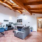 Casa Luce - Bright, Stylish And Apartament Modena